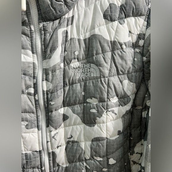 The North Face Gray and White Quilted
Thermoball Eco Jacket, size XL - Picture 6 of 15